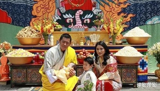 不丹王室曬兄弟合影！4歲小王子懷抱7個月大的弟弟，樂成瞭一朵花-圖7