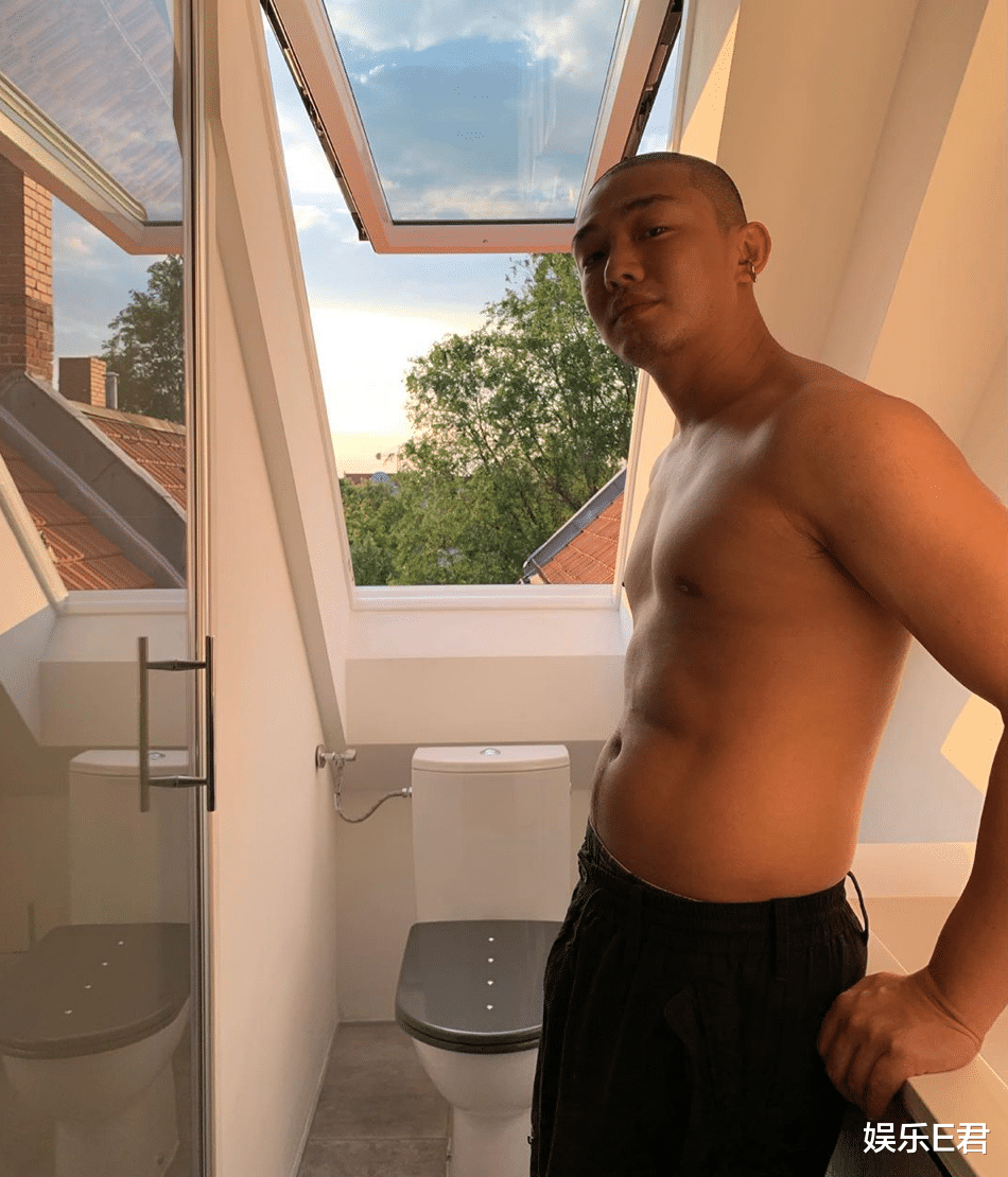 『刘亚仁』刘亚仁公开简洁寓所，独居15年逗猫为乐，靠液体食物解决吃饭问题