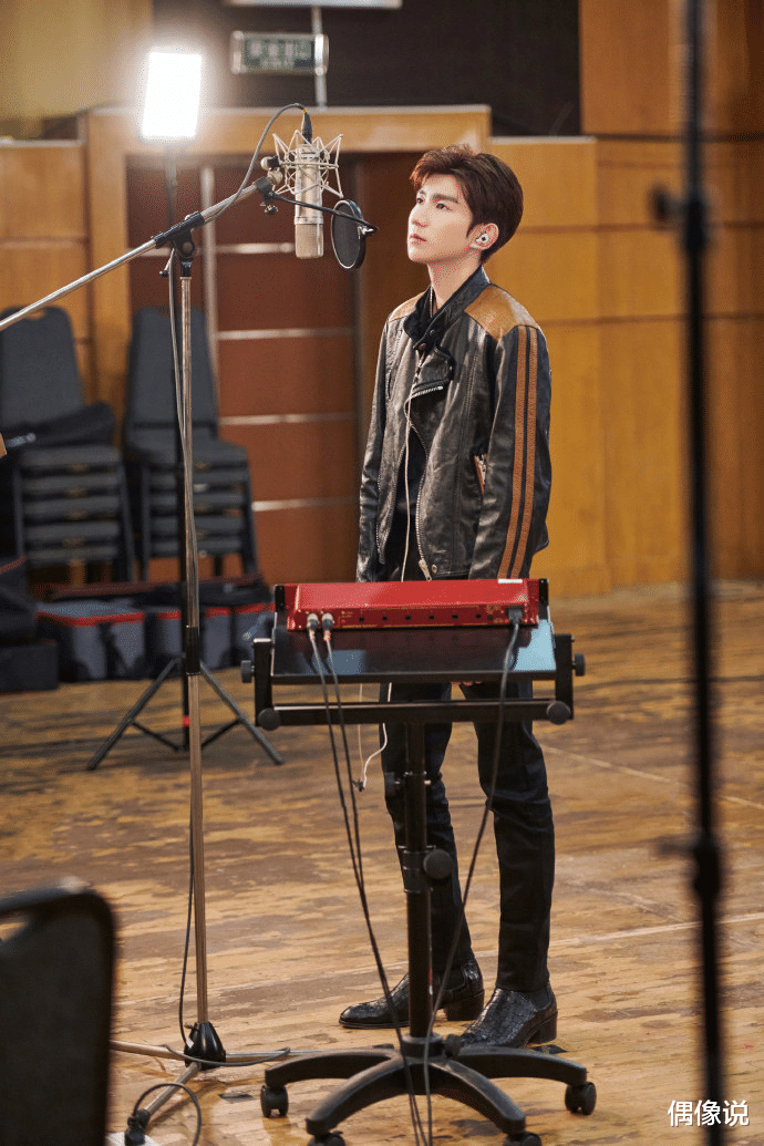 王源|王源登央视演唱《四百击》!带来一支乐队,造型显成熟,帅气