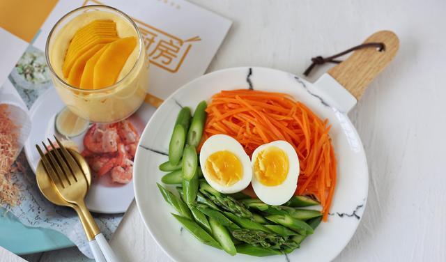 「胡萝卜」晒晒我一周减脂餐，每天不重样，体重掉了，裤头松了，满满成就感