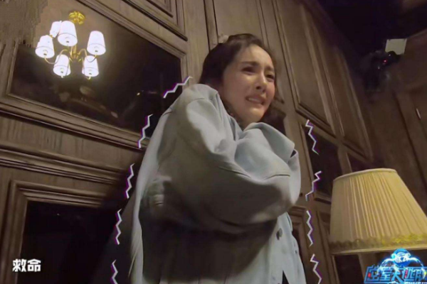 『邓伦』《密逃2》节目组这次下血本了，包下整座大厦，邓伦吓出新表情包