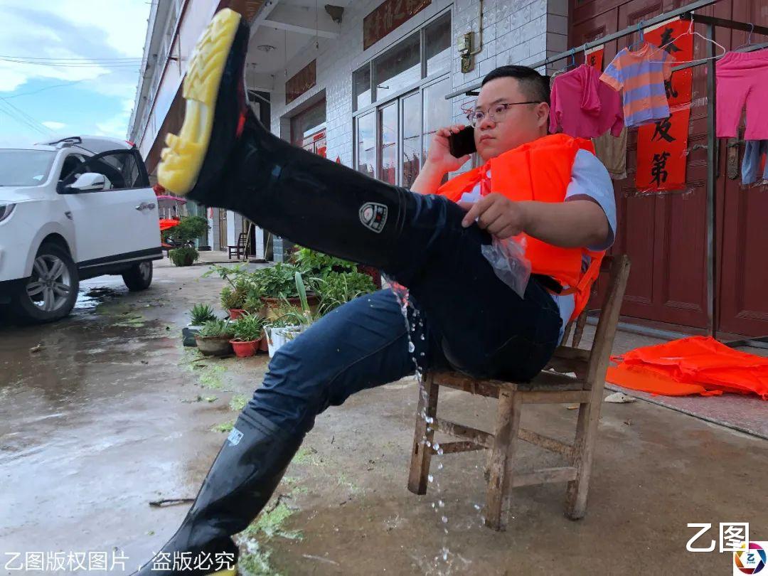 『六安』暴雨来袭，安徽六安部分村庄被水围困，村民购快艇转移乡邻