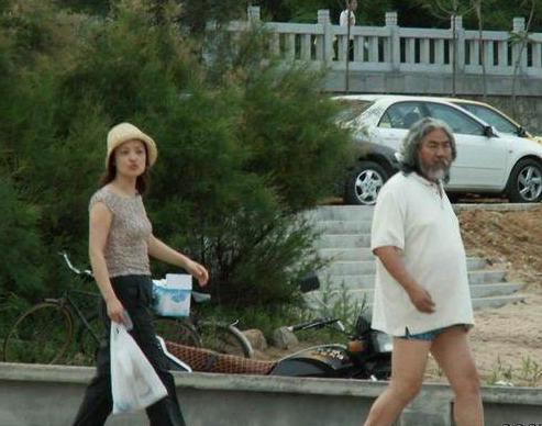 张纪中▲2010年,张纪中总往美国跑,6年后妻子与干儿子夜会3小时画面曝光