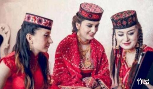 后代▲他年少被卖国外，娶洋妻生混血，今后代800多人，形成“中国村”