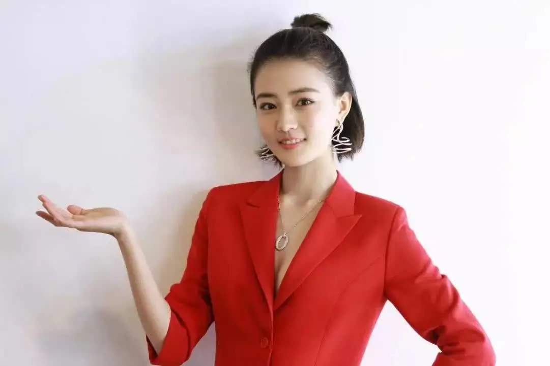 靳东|新剧未拍先火，靳东不惜赔偿违约金也要拒演，看到女主之后，网友瞬间心知肚明