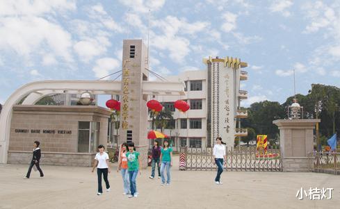 大学|女生,文科,踩线进这个学校,专业被调剂,家人说就业难,复读吗