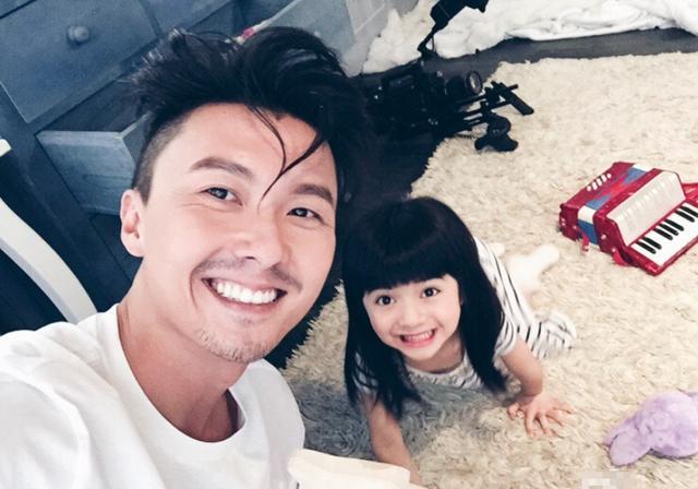 王浩信|王浩信香港豪宅曝光，家里收拾得没有一丝杂物，比样板房还干净！