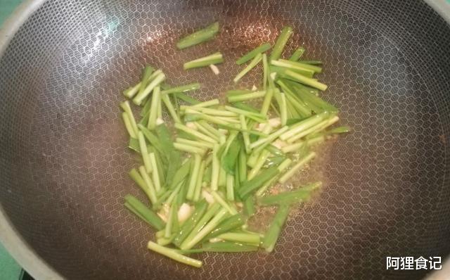 「韭菜」老婆坚持每周吃3顿此菜，脸色红润腰也细了，朋友夸：人越来越美