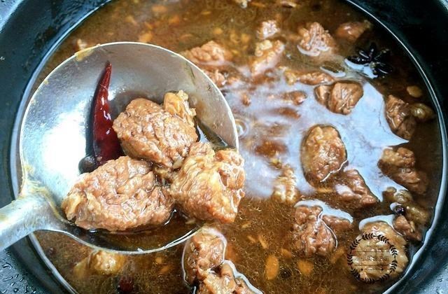 牛腩|炖牛肉时，最忌直接焯水！第一步就做错，难怪牛肉又老又柴不入味