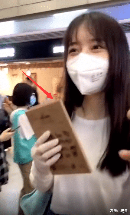 秦牛正威：秦牛正威淘汰后首次露面，看清\路人\给她送的啥，我没看错吧？