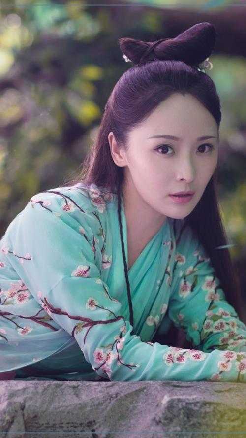 关晓彤：关晓彤青蛇造型被嘲更像潘金莲，细数七版“小青”，最经典的是她