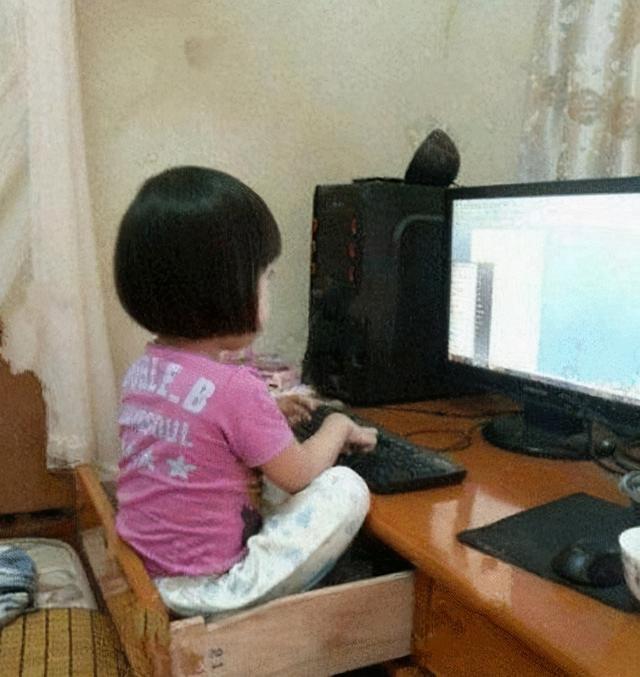 央视|“新闻联播的背景为什么放那么多电视呢？”哈哈哈不愧是央视！