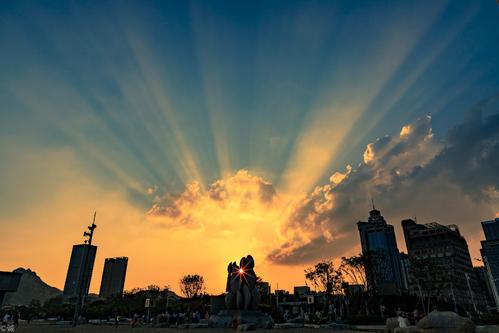 「巨蟹座」5月下旬，阳光普照，旧情难忘，与前任摒弃前嫌和好如初的三星座