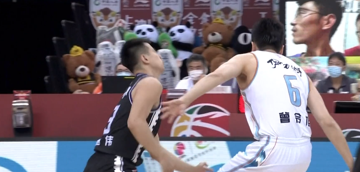 郭艾伦|突发!唐才育被郭艾伦撞飞,背部无法翻身直接离场,阿的江目光呆滞!