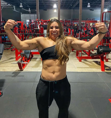 深蹲▲硬拉超过自己4倍体重，绝对的“力量女王”但又不失女神的魅力