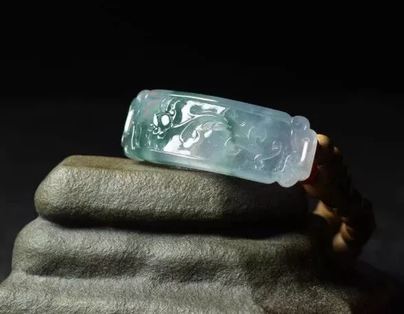「翡翠」戴起来最舒服的腕饰是它！不是手镯，更不是手串，猜到了吗？