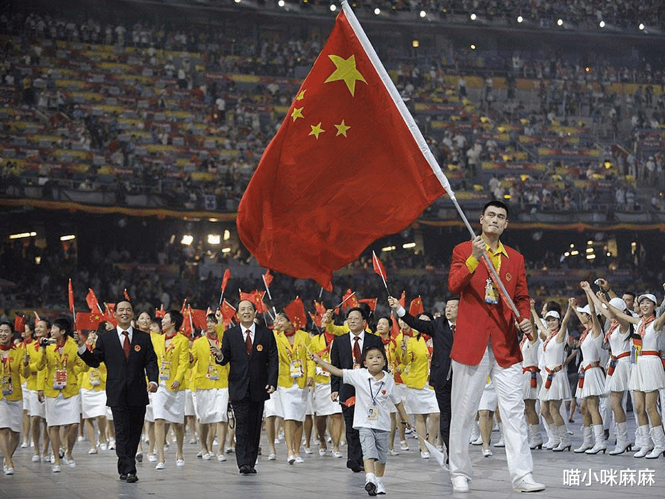 姚明|“巨人”姚明女儿才10岁，身高却让众人羡慕：一辈子也赶不上她