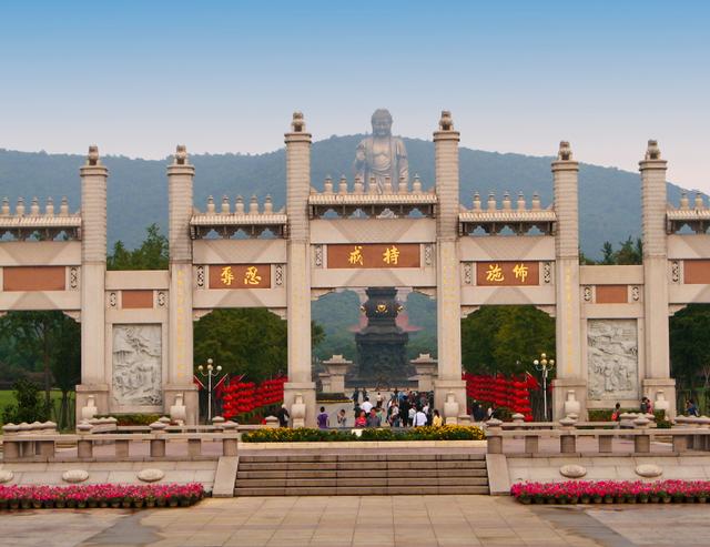 #无锡#世界最大释迦摩尼佛像，就在无锡太湖畔，本地人却不建议去