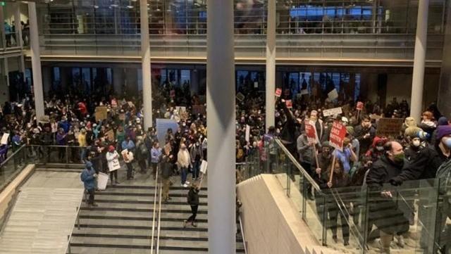 「西雅图」西雅图示威者成立“自治区”，特朗普大骂：民主党控制的恐怖分子