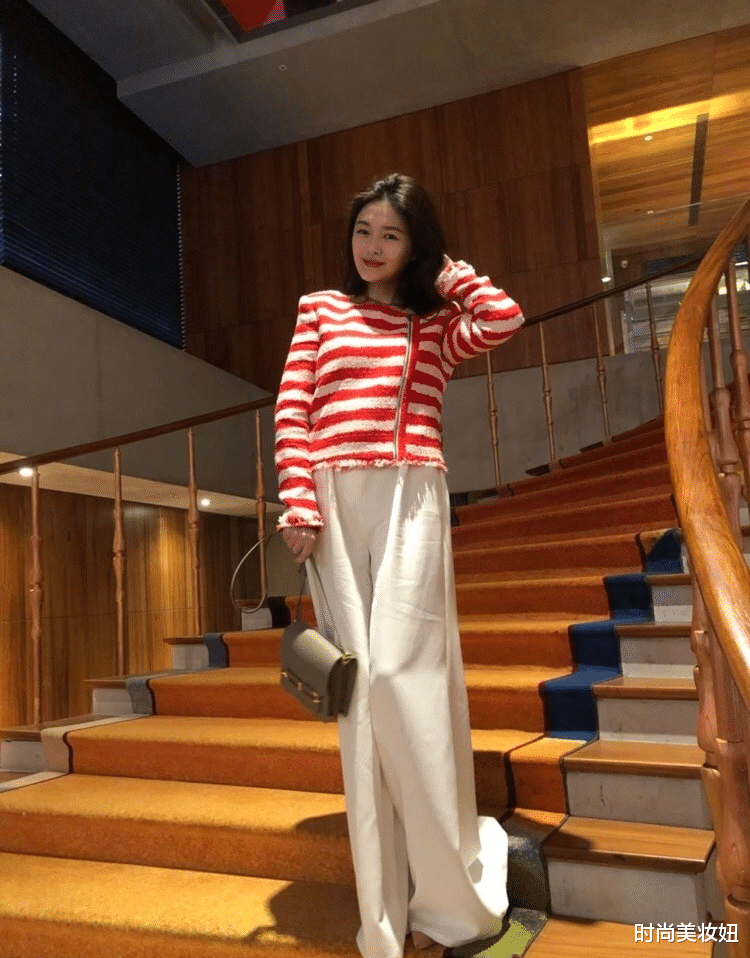 『连衣裙』大S中年发福好贵气，穿黑色娃娃装连衣裙配低马尾，真信有130斤