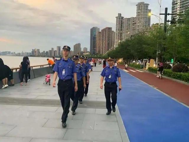 半岛晨报|9孔全开泄洪后，有居民区淹至二楼，树都淹到树冠部位了