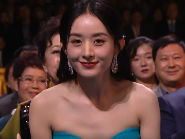 赵丽颖|赵丽颖晚会穿露肩礼服,在锁骨上洒满了高光,在灯光下绝美