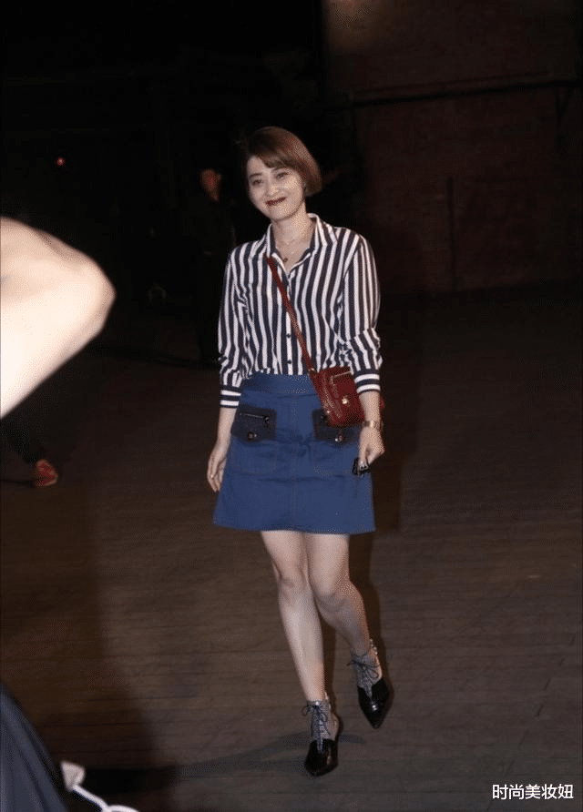 衬衫：梅婷剪了短发更年轻了，穿条纹衬衫配牛仔半裙，说30岁我都信
