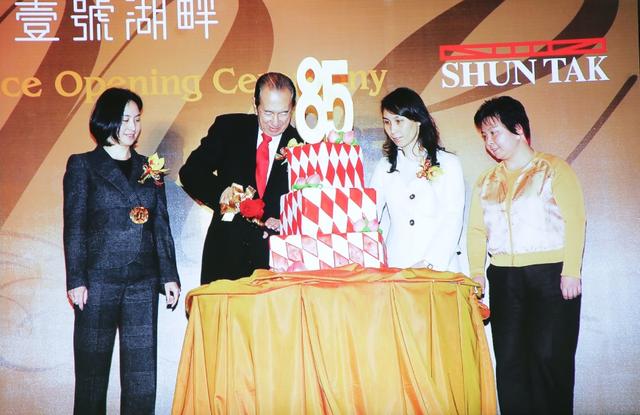 赌王|赌王四房珍藏合影曝光：许晋亨陈百强惊喜出镜，神秘儿子何猷邦被刻意隐藏