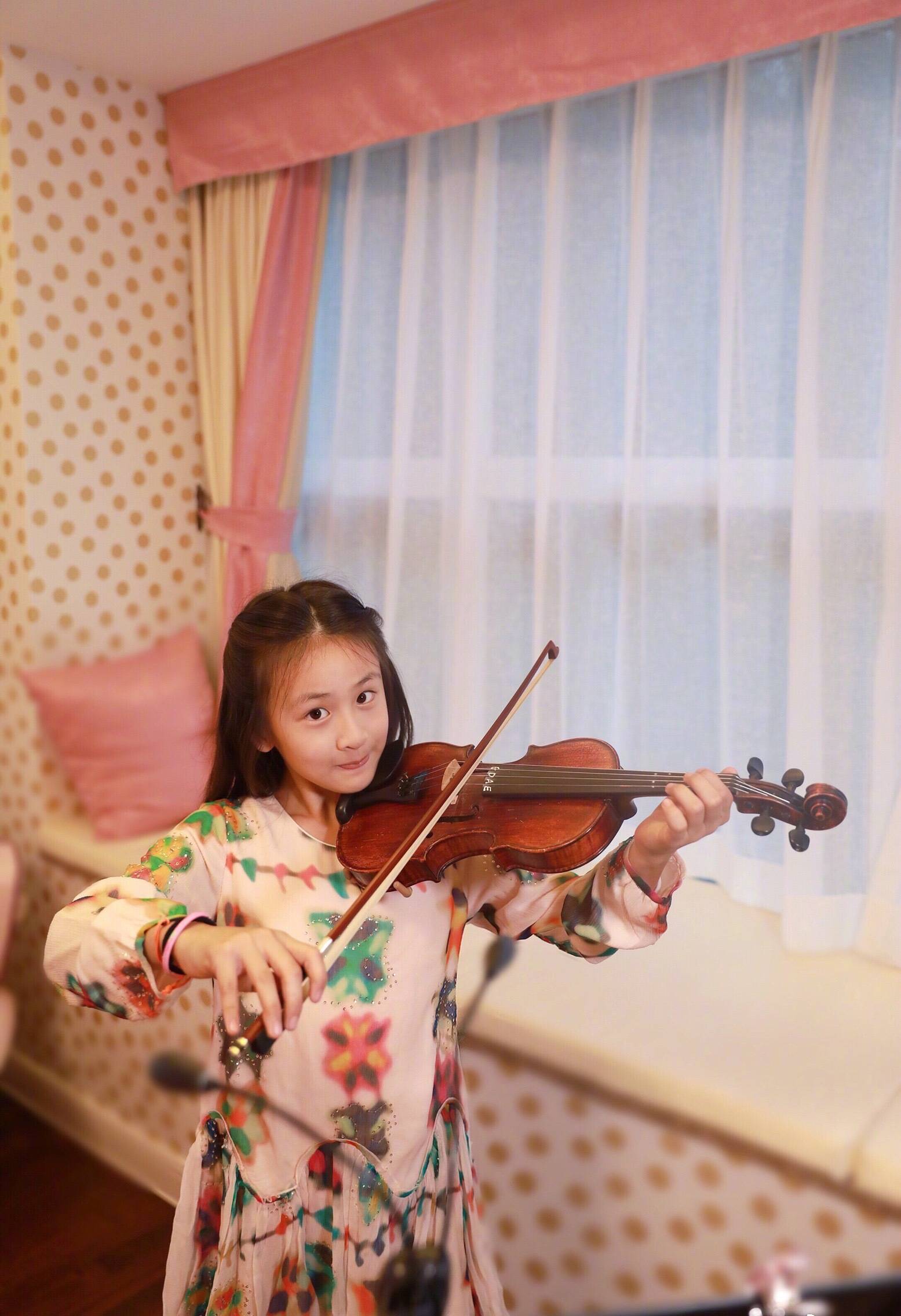黄磊|原以为田亮的女儿够漂亮了，直到看见黄磊小女儿，才知道啥叫“美若天仙”