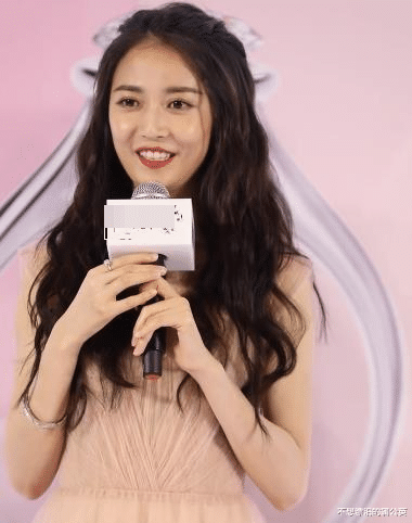 陈钰琪|80斤陈钰琪终于吃胖了，出席发布会“肉包脸”抢镜，比暴瘦时漂亮太多