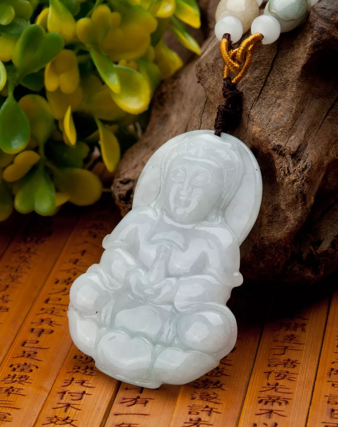 【翡翠】白色的翡翠价格贵吗？你会挑选吗？