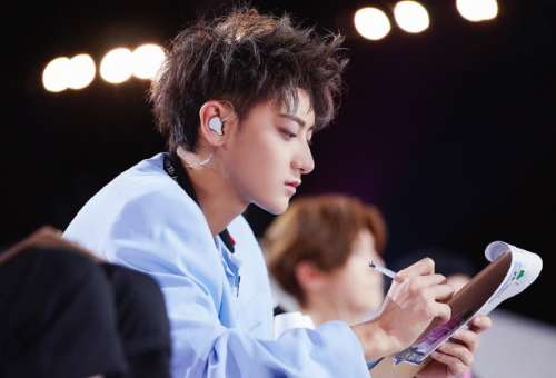 「吴宣仪」吴宣仪当众质疑王艺瑾，黄子韬一句话让她秒变脸，表情管理很到位