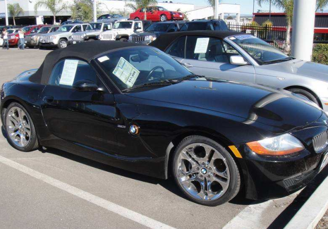 「五菱」十万人民币在美国能买到啥车?听当地人说完,网友:一个天一个地