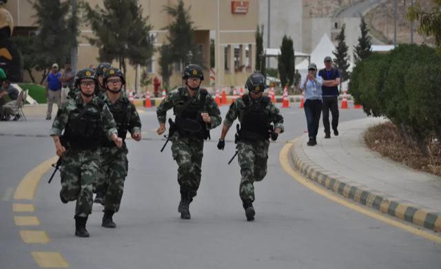 雪豹突击队▲3立一等功3立二等功，34岁当兵15年他还是正连