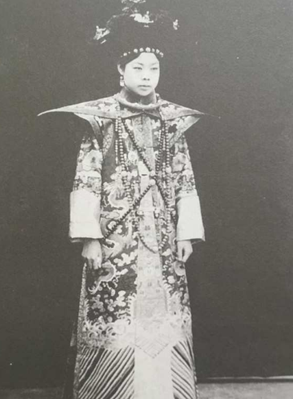 文绣@她与丈夫登报离婚,后来嫁给一普通工人,死前丈夫才知她的身份