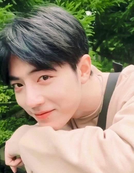 肖战|肖战新剧再出路透！军装寸头演绎士兵形象，站姿却被指明显错误