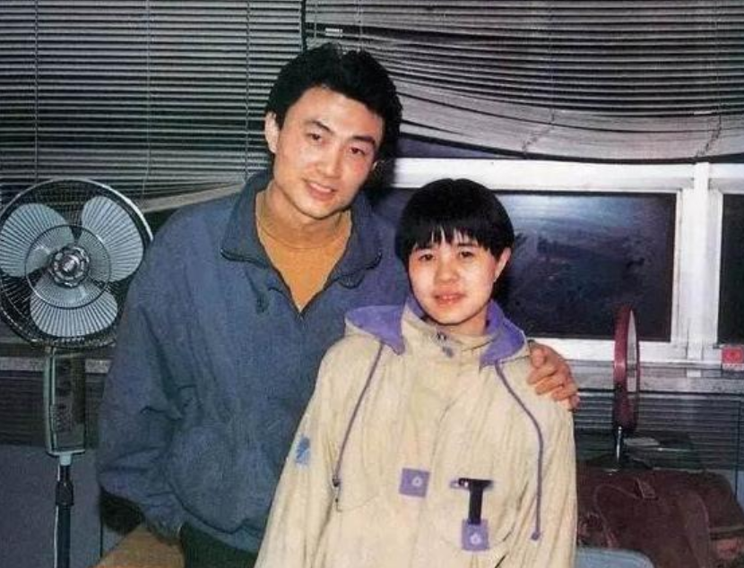 「央视」54岁金龟子,与前央视主持王宁低调恩爱32年,女儿身材高挑很漂亮