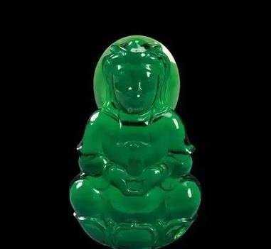 翡翠手镯|价值2亿的翡翠佛像,仅雕刻就花了400万?其实这是骗人的假货