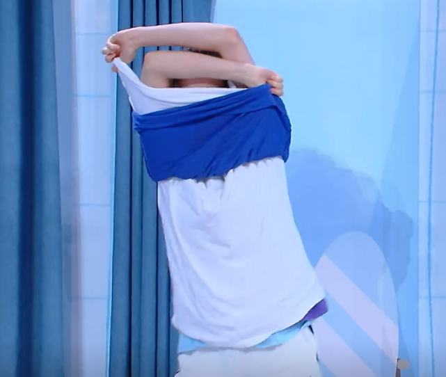 迪丽热巴▲热巴被自己衣服“锁”住，导演故意把镜头转向黄景瑜，笑出皱纹了