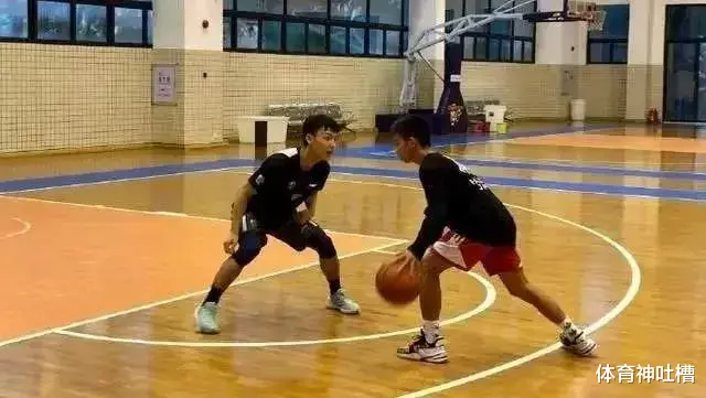 @心疼！独臂篮球少年现状曝光，他父亲最担心的事发生，爆红害了他