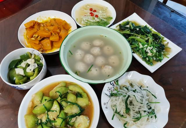 白菜|媳妇闺蜜来做客，我精心准备一桌硬菜，网友：太寒碜，净吃“草”