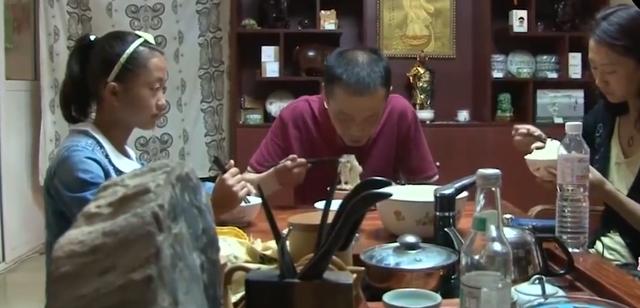 梁小友|《变形计》“神仙妹妹”梁小友高二辍学后成网红，浓妆直播惹众议