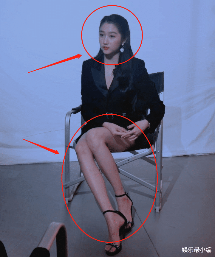 关晓彤|关晓彤重返母校参加校庆，失去了瘦腿特效后，这腿我没眼花吧？