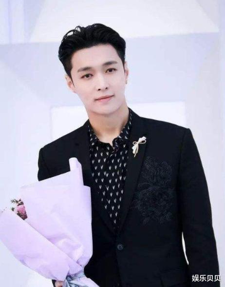 [张艺兴]《这就是街舞》最新队长海报出炉，张艺兴叠穿两件黑色单品，帅气