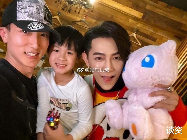 老明星|40岁辰亦儒晒庆生照，与“飞轮海”吴尊汪东城重聚，仍是少年模样