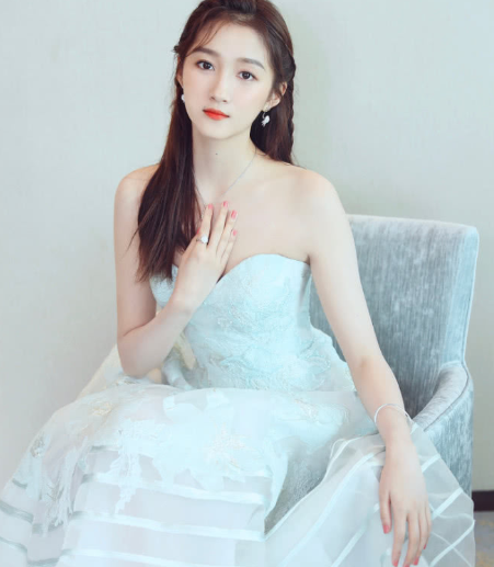 关晓彤■奔跑吧对关晓彤有多宠?其他女嘉宾都是婚纱裙,唯独她特殊