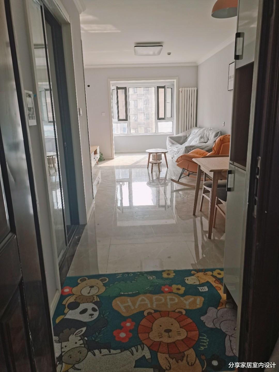 |看她家新房，贴石膏线条代替吊顶，墙面刷灰色，省钱又好看！