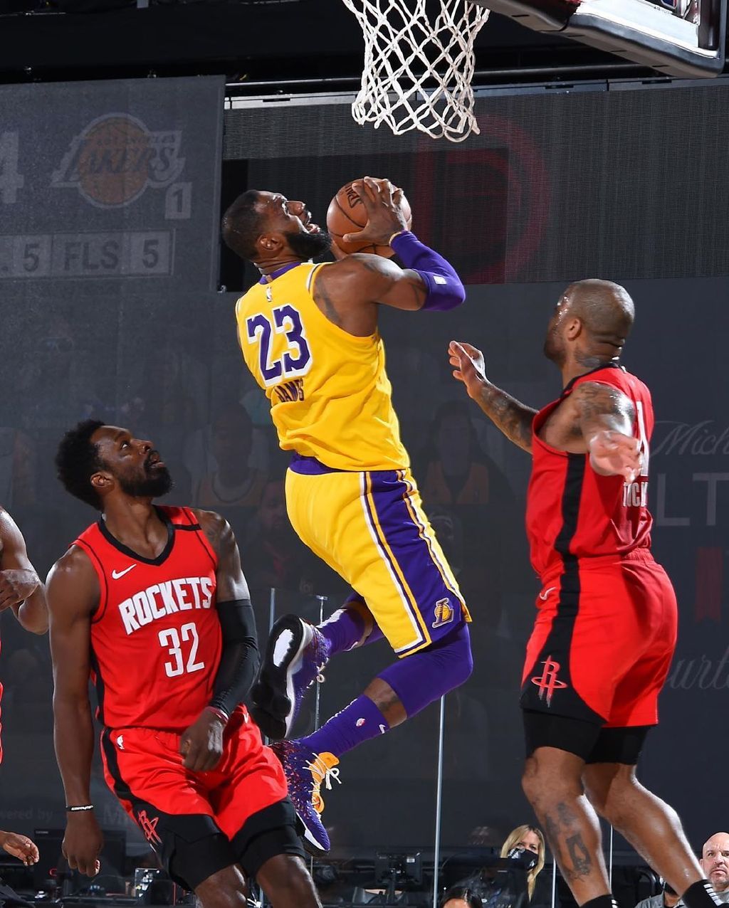 勒布朗·詹姆斯|领先18分，詹姆斯后场进攻，3秒后 湖人球迷：赶紧把魔术师叫回来