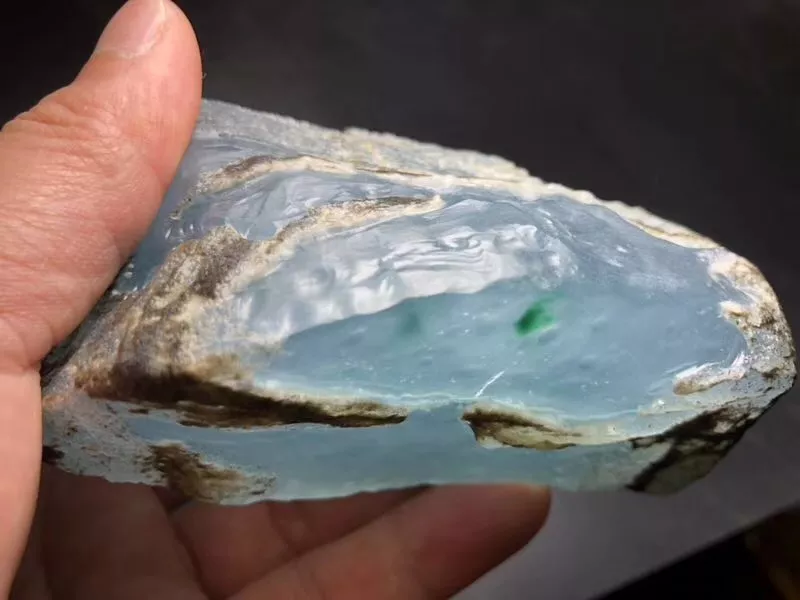 翡翠|男子3万买了块只有500克的翡翠原石,不怕亏吗?