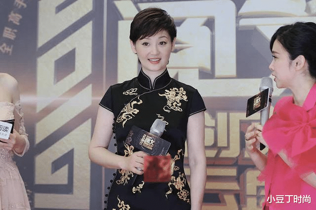 旗袍|徐帆穿旗袍气质惊艳，黑色金丝旗袍连衣裙配短发，尽显东方韵味